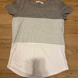 Woman’s Gray and White Short Sleeve Tee